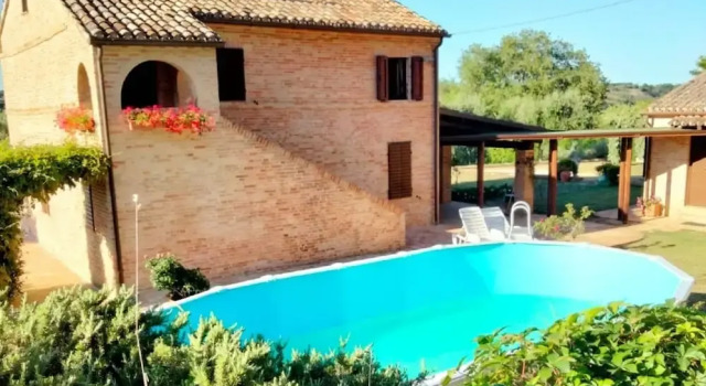 Вилла Elegant Villa in Montecosaro Italy with Hot Tub