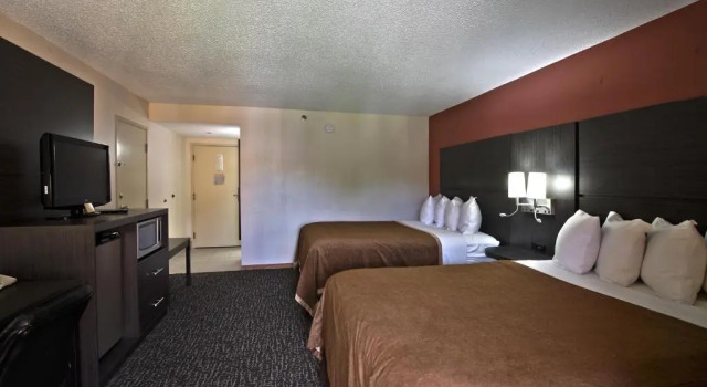 Четырёхместный номер Standard Chicago Club Inn & Suite
