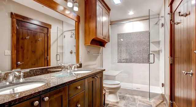 Номер Standard с балконом Luxury 3 Bedroom Ski in, Ski out  One Ski Hill Residence Located at the Base of Peak 8 with Hot Tub Access