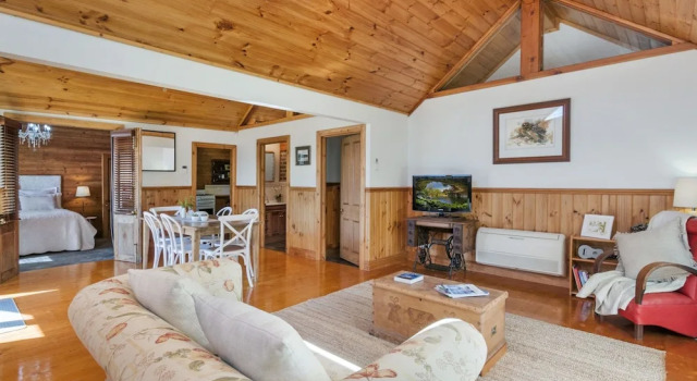 Abrahams on Bank, Book Hotel Port Fairy Victoria