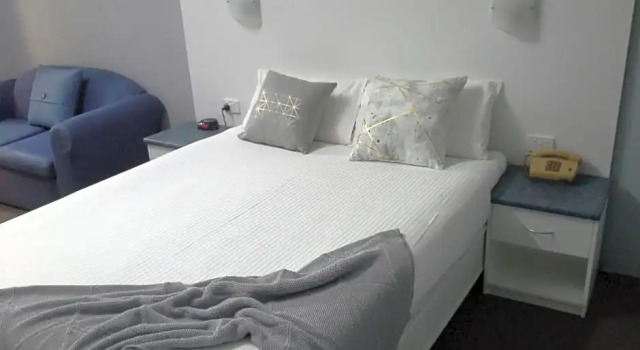 Апартаменты Hideaway Motor Inn