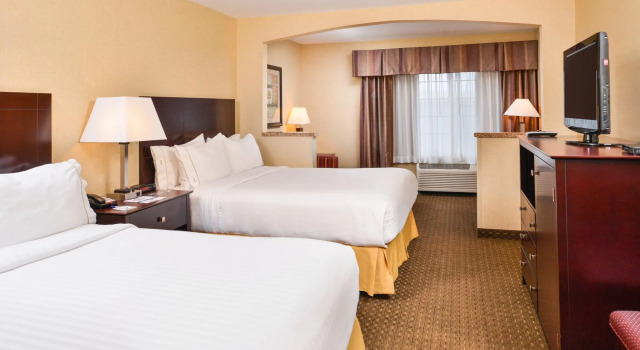 Четырёхместный номер Standard Holiday Inn Express Hotel & Suites Portland - Jantzen Beach by IHG