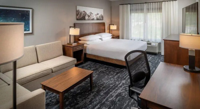 Люкс Delta Hotels by Marriott Huntington Mall