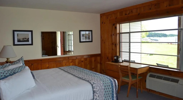 Buzz's Lakeside Inn, Buchen Sie Hotel Wabaningo USA