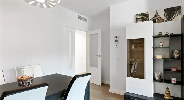 Stunning 2 Bed Apt, Sleeps 6 nr Adelfas, Varaa Hotelli Hotellit Madridin maakunta pysäköinnillä, Pysäköinti