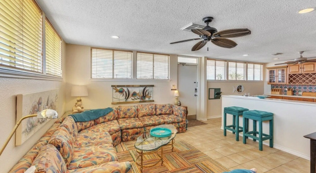 Relax At The Retreat On 62nd Street 2 Bedroom Apts by Redawning, Забронировать Отель Галвестон Texas Gulf Coast, рядом с Рыболовный пирс на 61-й улице