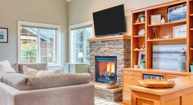 Sunny Backyard, Fireplace, Coastal Access in Peaceful Neighborhood Near Shopping, Buchen Sie Ferienhaus Villen in Island County, Villa