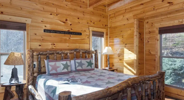 Коттедж c 1 комнатой с балконом A View for All Seasons Luxe Smoky Mountain Cabin With Hot Tubs Game Room