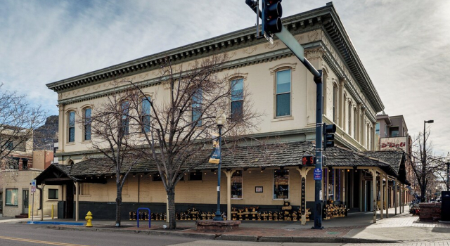 Shop, Dine, Unwind! Couples Retreat in Dtwn Golden