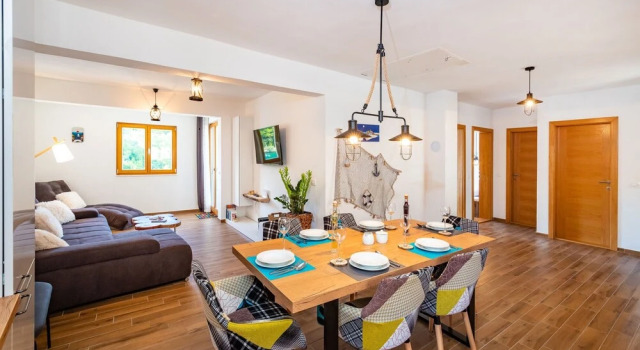 A3 - Beautiful Seafront apt w. Magnificent View, Varaa Hotelli Novigrad Kroatia