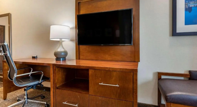 Люкс Comfort Suites Columbus Airport