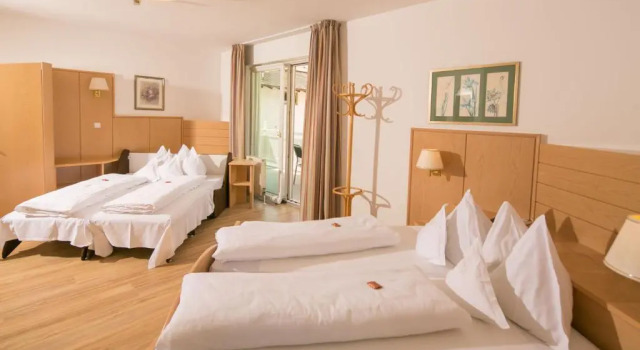Четырёхместный номер Superior с балконом Hotel Goldenes Rössl