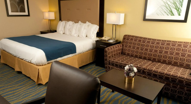 Holiday Inn Express Hotel & Suites Bloomington-Normal University Area, an IHG Hotel, Buchen Sie Hotel Bloomington Illinois