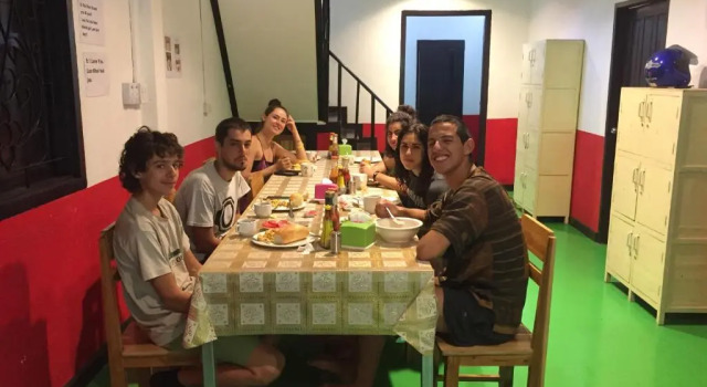 Кровать в общем номере Y Not Laos Hostel
