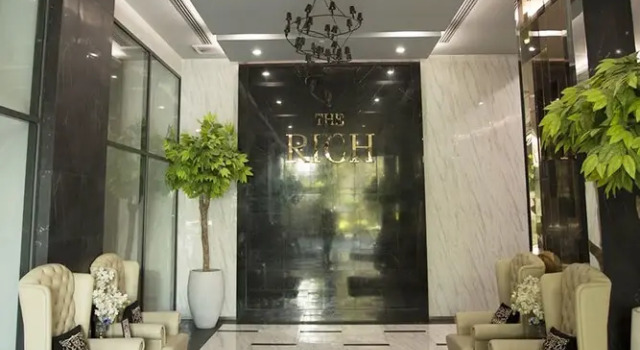Locals Bangkok The Rich Sathorn-Taksin