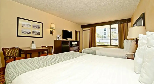 Четырёхместный номер Standard RUSHHH Daytona Beach, Tapestry Collection by Hilton