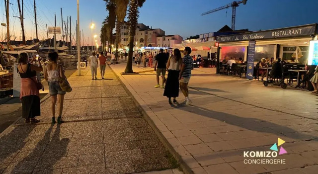 Le Paon du Jour - Rez de chaussée sur le Port, Book Hotel Hoteller i Corbières med parkering, Parkering