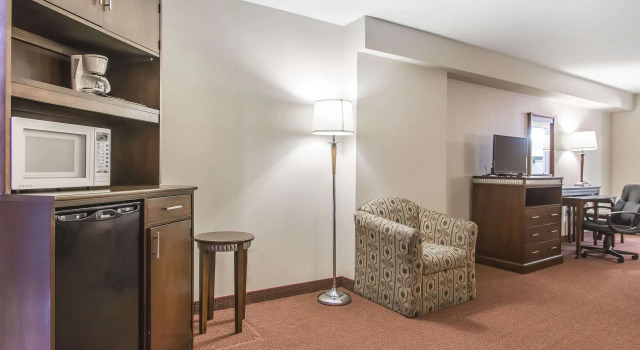 Четырёхместный люкс Econo Lodge