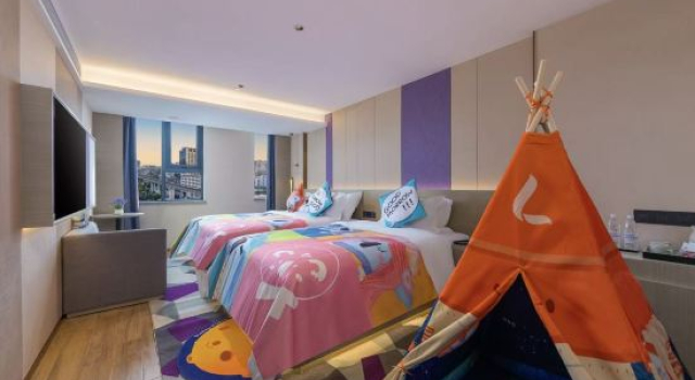 Семейный тент с красивым видом из окна Lavande Hotels (Haikou East High-Speed Rail Station)