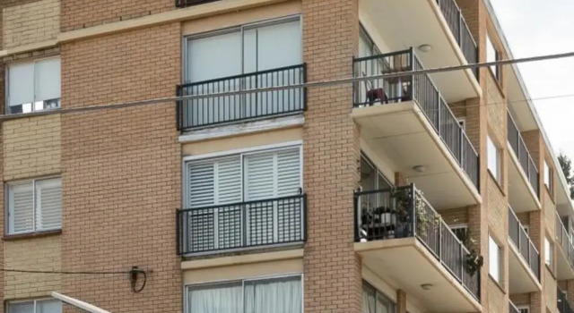 Re-imagined Urban Flat With Skyline View Balcony, Rezerwuj Hotel West End Queensland