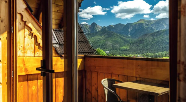 Кровать в общем номере с балконом и с видом на горы Osada Kościelisko - Tatry na Wyciągnięcie Ręki