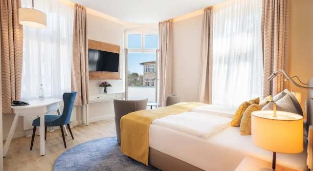 Двухместный номер Comfort с балконом SEETELHOTEL Ostseehotel das Entdeckerhotel an der Ostsee und der perfekte Startpunkt für Ihre Inselabenteuer