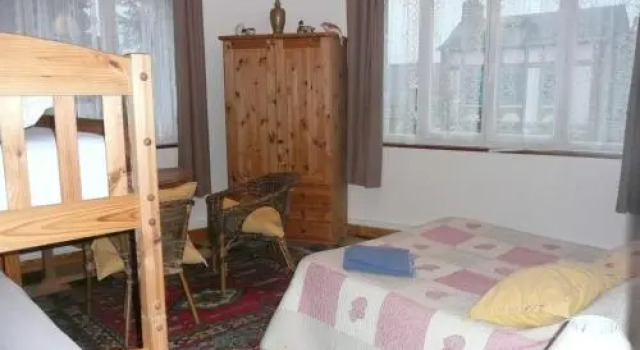 Le Chant du Loup, Book Hotel  