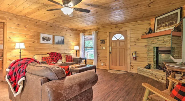 Cabin w/ Deck + Fireplace < 3 Mi to Dollywood!, Забронировать Дом для отпуска Виллы Пиджен-Фордж, рядом с Tennessee Shine, Вилла