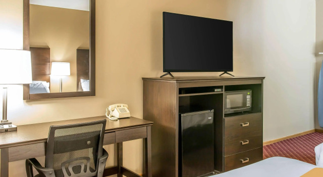 Четырёхместный номер Standard Quality Inn & Suites Houghton Downtown