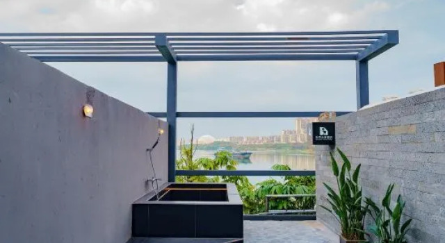 Nanning Leshell Waterside Hotel（Wanxiang City Fangte ASEAN God Painting Shop)
