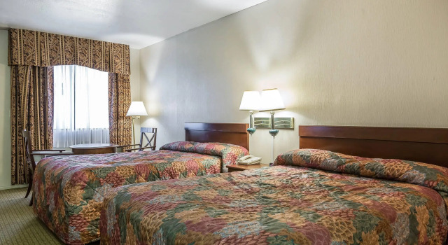 Четырёхместный номер Standard Rodeway Inn Magic Mountain Area