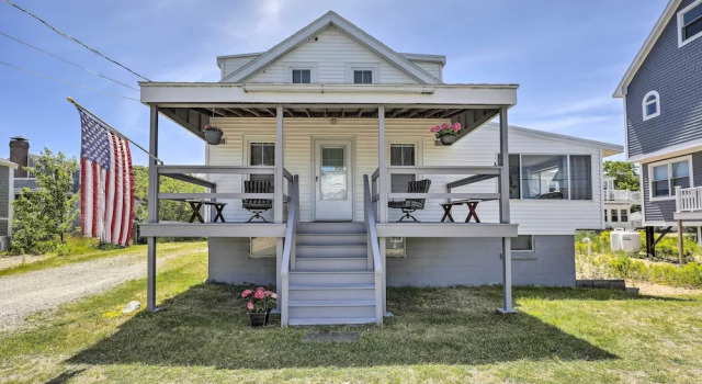Коттедж Plum Island Retreat ~ 1-block Walk to Beach!