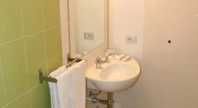 Трёхместный семейный номер Standard с балконом Hotel Confort