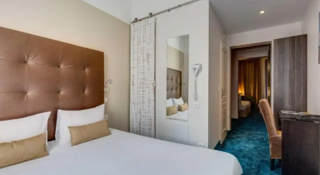 Трёхместный номер Standard с красивым видом из окна The Originals Boutique Hôtel La Villa Ouest & Spa