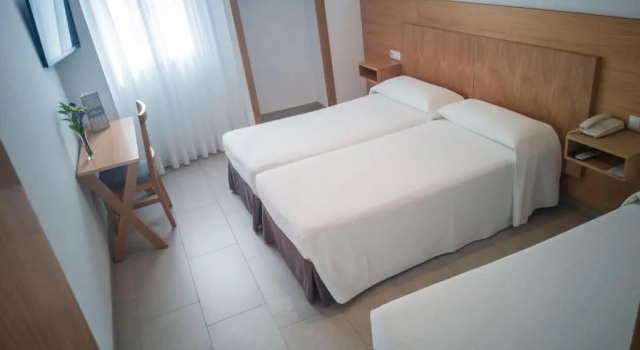 Трёхместный номер Standard Hotel Abadi
