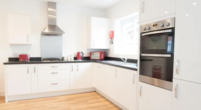 Коттедж Lysander House - Modern, 4-Bed House, near Alton Towers