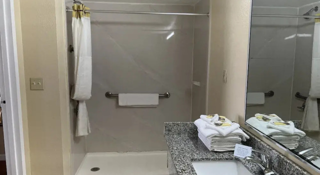 Двухместный номер Standard Hole Inn the Wall Hotel - Fort Walton Beach - Sunset Plaza - nearby Beaches & Hurlburt