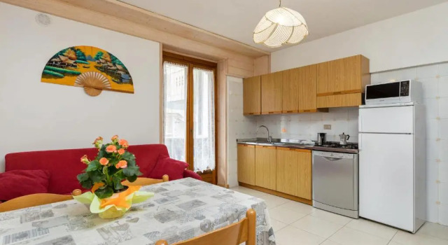 Апартаменты c 1 комнатой с балконом и с видом на озеро Appartamenti Residenza Pineta