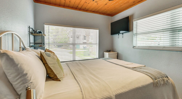 1 Mi to Midtown & Stadium! Couple's Haven in Tampa