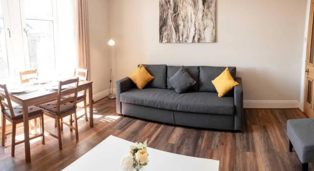 Bright, Spacious West-End Flat, Near University