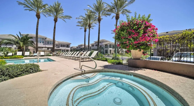 Pool, Balcony & Golf Course Views: Scottsdale Gem, Забронировать Апартаменты/квартира Финикс 