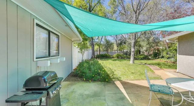 Коттедж Quiet Redding Getaway ~ 7 Mi to Downtown!