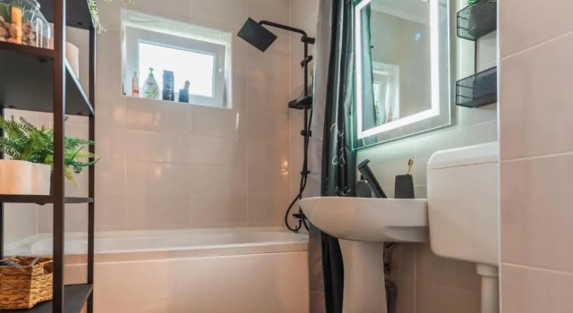 Апартаменты Jungle Apartment 15 Min Walk to Beach & Downtown