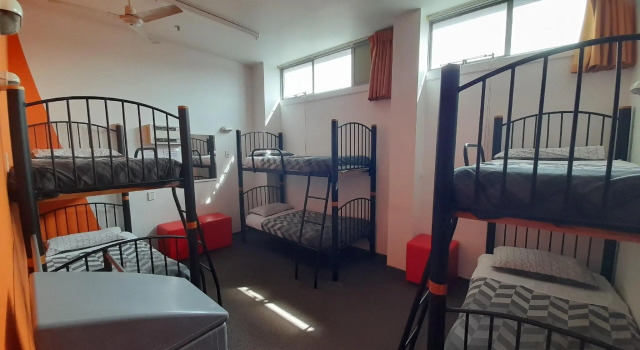 Кровать в общем номере YHA Nelson - Backpackers