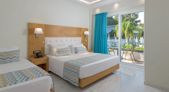 Трёхместный номер Standard с балконом Oceanis Park Hotel