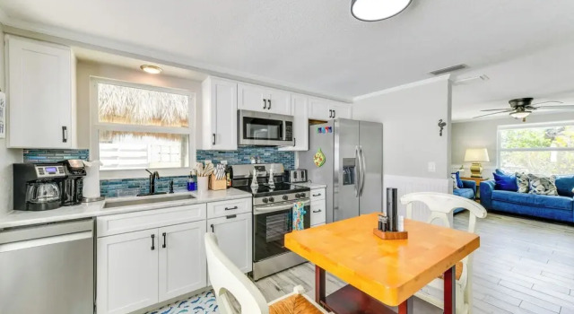 Апартаменты Fish, Swim & Unwind: Anna Maria Apt Steps to Beach