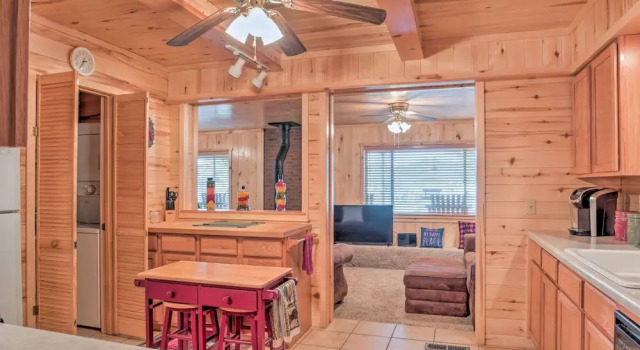 Коттедж с 3 комнатами с балконом Ruidoso 'lil Mountain Getaway' w/ Golf Course View