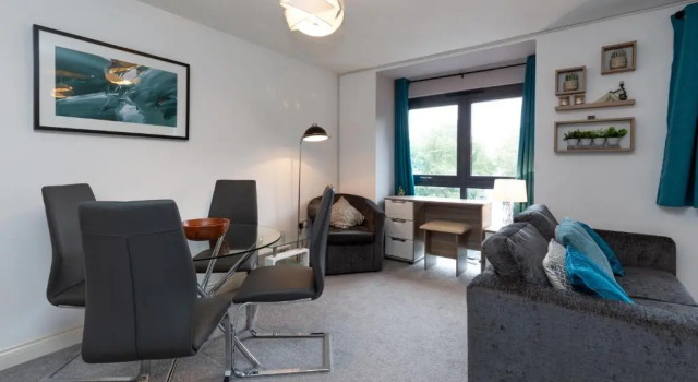 BEST PRICE! Superb city centre apartment, 2 Superkings or 4 singles Smart TV & Sofa bed- FREE SECURE PARKING