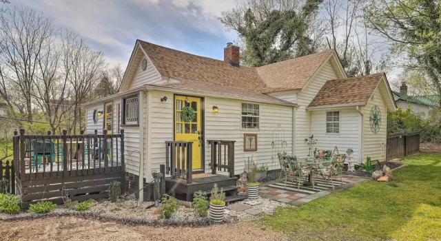 Коттедж Stylish Woodfin Home w/ Backyard & Fire Pit