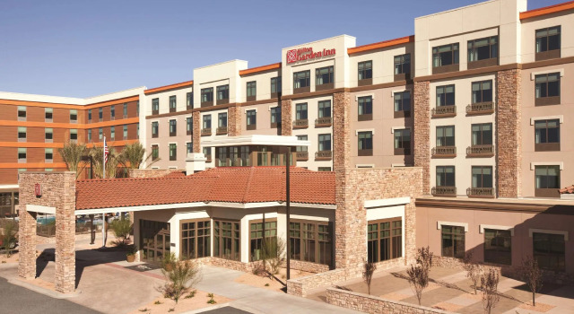 Кровать в общем номере Hilton Garden Phoenix Tempe, University Research Park